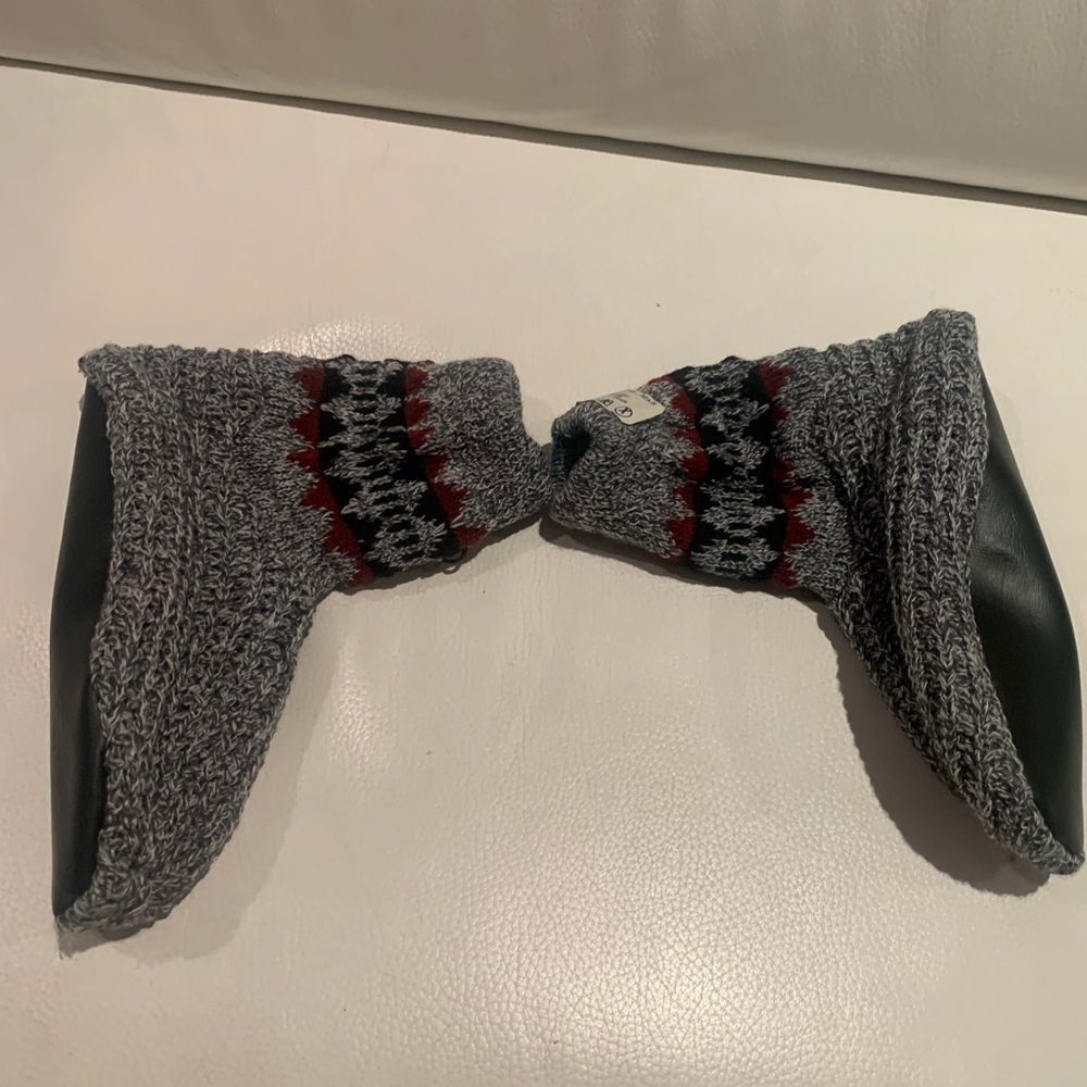 NWT Unisex M/W SNUGGLE Slippers. Fit shoe size 8 to 12. Made in CANADA